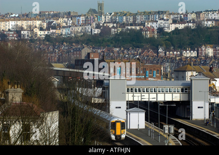 Hastings città stazione ferroviaria nel Sussex con una vista su Hastings e St Leonards in background Foto Stock