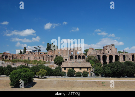 Guardando il Foro Romano a Roma, Italia, con il Circo Massimo in primo piano. Foto Stock