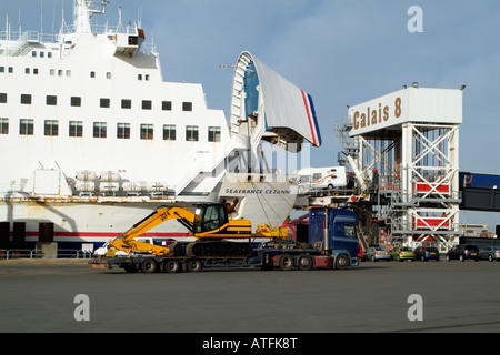 Seafrance nave Cezanne con CENTINA SOLLEVATA frieght carico porto di Calais Francia Foto Stock