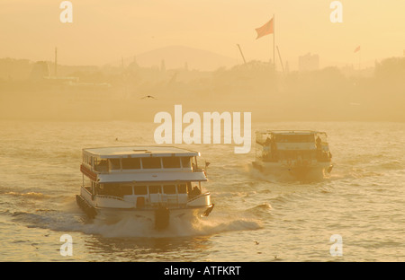 ISTANBUL, Turchia. Bosphorus ferries avvicinando il terminale a Eminonu sul Golden Horn, come si vede dal Ponte Galata. 2007 Foto Stock