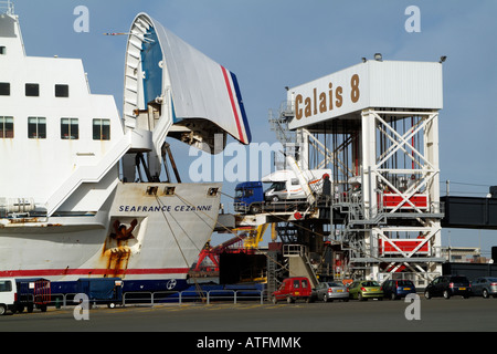 Seafrance nave Cezanne con CENTINA SOLLEVATA frieght carico porto di Calais Francia Foto Stock