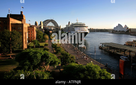 Nave passeggeri Queen Victoria ormeggiato a Circular Quay di Sydney Foto Stock