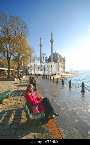 ISTANBUL, Turchia. Il Bosphorus waterfront presso Ortakoy, con la moschea Mecidiye dietro. 2007. Foto Stock