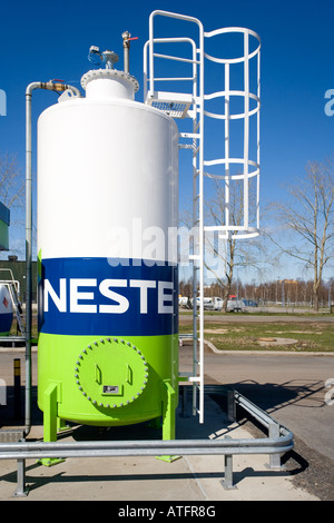 Serbatoio di gas naturale ( GNC , LCNG ) per il rifornimento di auto e camion presso la stazione di benzina, logo Neste Oil , Finlandia Foto Stock