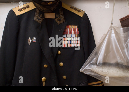 Un pesce in plastica con medaglie di guerra imperniata nella vecchia Unione Sovietica uniforme militare esposto a Ilana Goor Residence e Museo situato nella vecchia Jaffa Israele Foto Stock