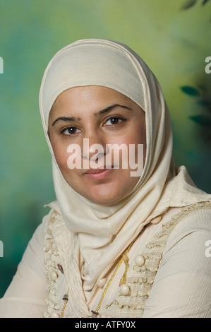 Ritratto di Bella musulmano pakistano asiatica donna che indossa il hijab sorridente Foto Stock