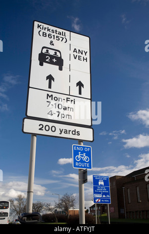 Segno per 2+ Car Sharing Lane in Leeds sulla A647 Foto Stock