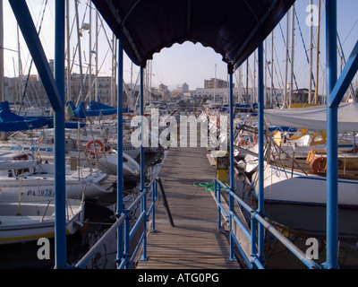 Barche a vela a La Cala Porto Palermo Sicilia Italia Foto Stock