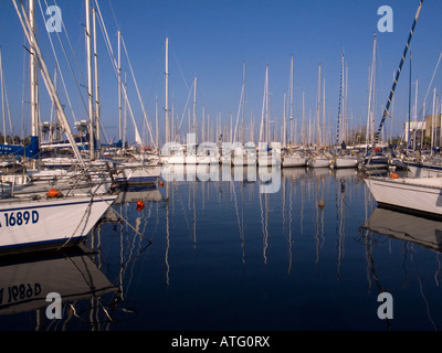 Barche a vela a La Cala Porto Palermo Sicilia Italia Foto Stock