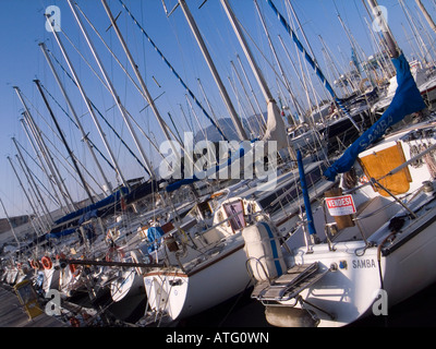 Barche a vela a La Cala Porto Palermo Sicilia Italia Foto Stock