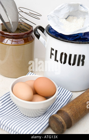 Home la cottura ancora in vita; smalto Vintage stagno di farina, le uova organiche, utensili da cucina e una laminazione di legno pin. Foto Stock