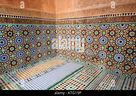 Dettaglio della tassellatura presso le Tombe Saadiane Marrakech marocco Foto Stock