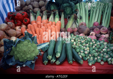 Selezione di verdure - carote germogli di zucchine peperoni patate - display harvest Kew Gardens Surrey in Inghilterra REGNO UNITO Foto Stock