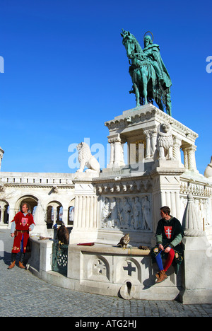 St.Stephen's statua e bastioni, Bastione del Pescatore, il quartiere del Castello di Buda, Budapest, Repubblica di Ungheria Foto Stock