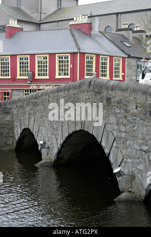 Westport Harbour Bridge. La vecchia pietra grigia multi ponte arcuato nel centro di questo pub riempito città irlandese Foto Stock