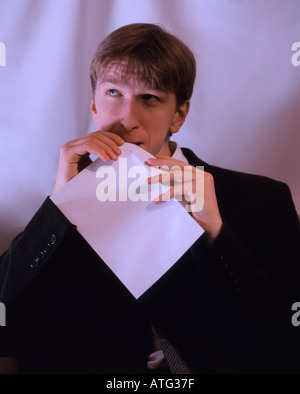 Uomo in tuta sigillo di una busta Foto Stock