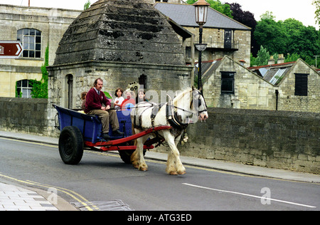 Una famiglia godendo di un pony e trap ride in Bradford on Avon Wiltshire Foto Stock