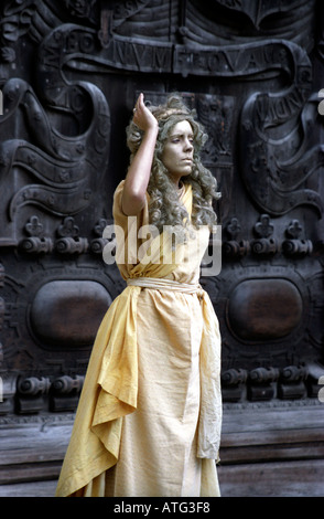 Artisti mime nel cortile Abbazia di Bath Foto Stock