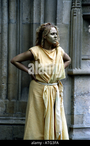 Artisti mime nel cortile Abbazia di Bath Foto Stock