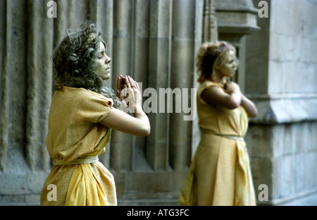 Artisti mime nel cortile Abbazia di Bath Foto Stock