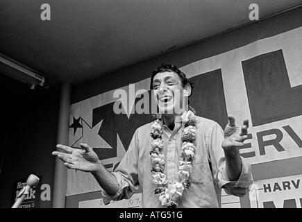 Harvey Milk celebra nella sua macchina fotografica memorizzare la sua elezione come San Francisco Supervisor su elezione notte 8 Novembre 1977 Foto Stock