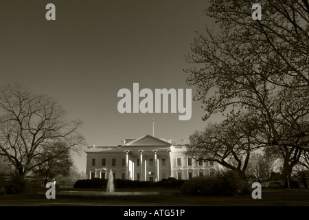 In bianco e nero. Il portico settentrionale della Casa Bianca 1600 Pennsylvania Avenue a Washington District of Columbia nel tardo pomeriggio. Foto Stock