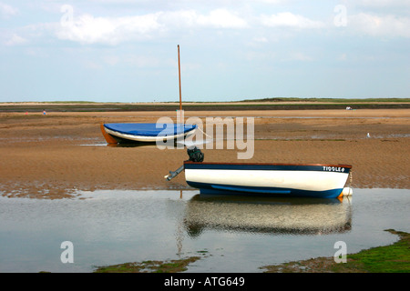 Barche di arenarsi a bassa marea, Pozzi accanto al mare, Norfolk. Foto Stock