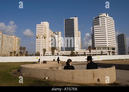 Giovani ultra ortodosso coppia ebrea seduta a Tel Aviv è la passeggiata lungo la riva del mare Mediterraneo in Israele Foto Stock