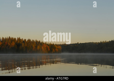 Immagine di stock di st. john fiume con acqua come vetro su di un inizio di mattina autunnale con nebbia in New Brunswick Canada Foto Stock