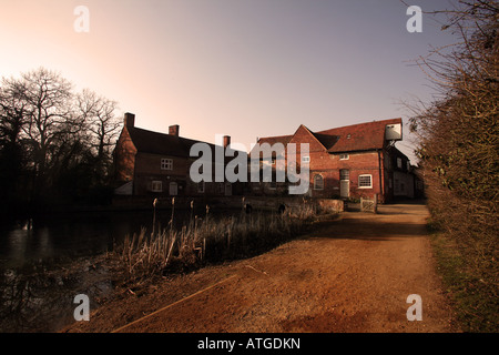 SUNRISE al Mulino di Flatford WATERMILL MILL EDIFICI SUFFOLK Foto Stock