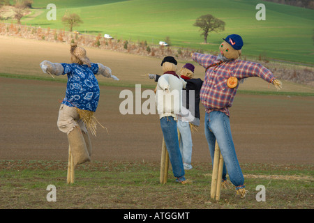 Scarecrows ad RHS Hyde Hall dopo la famiglia spaventapasseri facendo giorno Essex Inghilterra Foto Stock