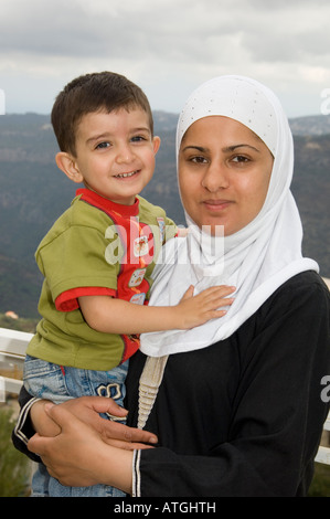 Madre musulmane di indossare il Hijab azienda tre anni vecchio figlio Foto Stock