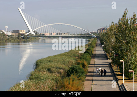 I ponti di Siviglia. Due moderni ponti oltre il meandro di San Jeronimo fiume unirsi per rendere una forma scultorea Foto Stock
