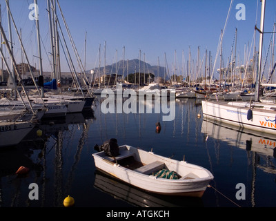 Barche a vela a La Cala Porto Palermo Sicilia Italia Foto Stock