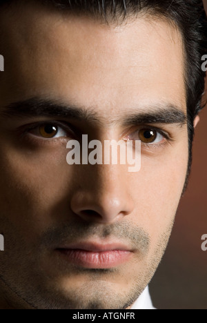 Close up di grave uomo faccia Foto Stock