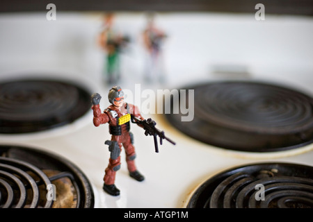 Cucina Assault toy soldiers a casa in cucina Foto Stock