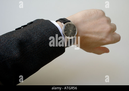 Imprenditore controllando il tempo Foto Stock