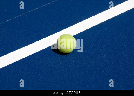 Palla da tennis sulla linea di confine Foto Stock