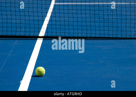 Palla da tennis sulla linea di corte Foto Stock