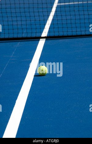 Palla da tennis sulla linea di corte Foto Stock