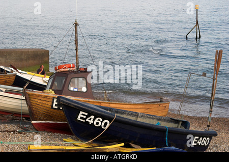 Barche da pesca redatto sulla spiaggia a Sidmouth, East Devon, Inghilterra Foto Stock