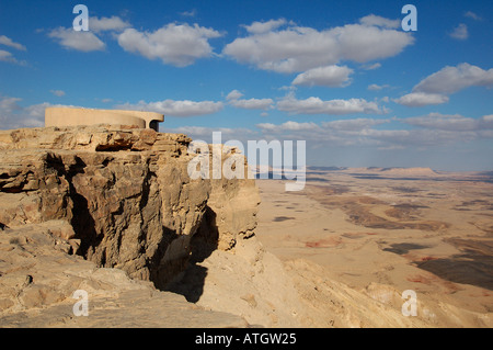 Il Mizpe Ramon del centro visitatori e piattaforma di osservazione situato sul bordo del Makhtesh Ramon cratere nel deserto del Negev Israele sud Foto Stock