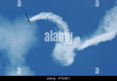 L'acrobazia con sentiero di fumo da un po' di piano al di sopra Shoreham airport. Foto Stock