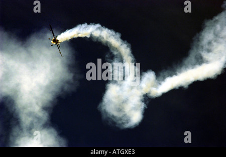 L'acrobazia con sentiero di fumo da un po' di piano al di sopra Shoreham airport. Foto Stock