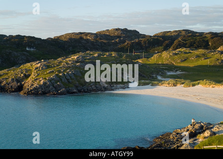 dh Scottish Northwest Highlands ACHMELVICH BAY BEACH SUTHERLAND SCOZIA coppia affacciato sulla baia gente turista estate all'aperto costa occidentale Foto Stock