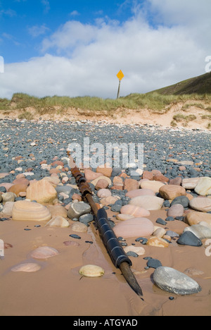 dh Hydro cavo elettrico HOY RACKWICK BAY ORKNEY SCOZIA Coming riva sulla spiaggia cavi mare sott'acqua Foto Stock