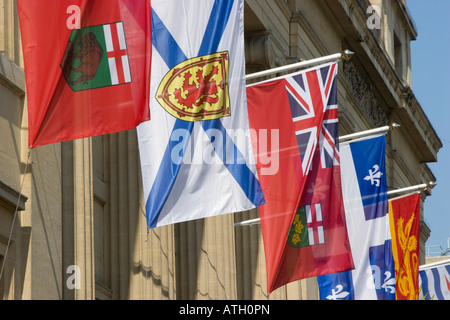Bandiere nazionali di diversi paesi al di fuori di una Ambasciata di Londra Foto Stock