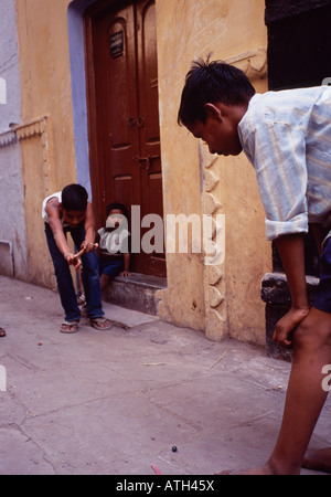 I bambini giocando in street, Delhi, India Foto Stock