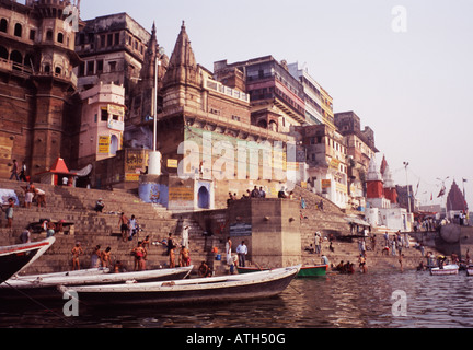 Lavaggio di persone sulle rive del Gange India Foto Stock