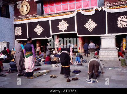 Tibetani pregando, Jokhang Tempio, Lhasa, in Tibet Foto Stock